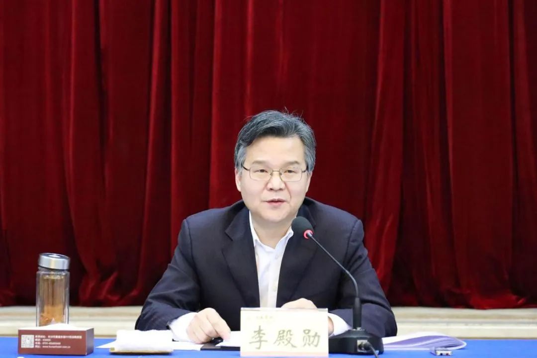 他曾长期在重庆工作,历任重庆市政府法制办主任,党组书记,重庆市开县