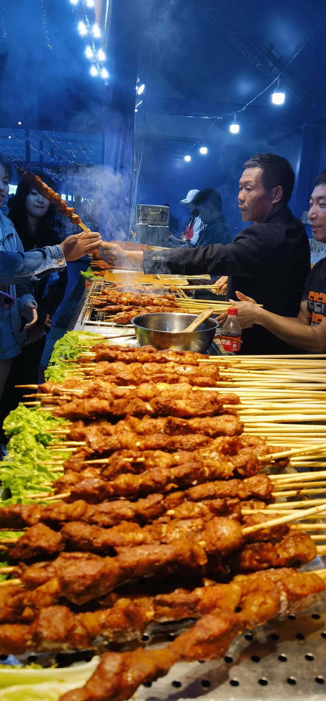 美食摊位上的特色红柳烤肉.代玲摄