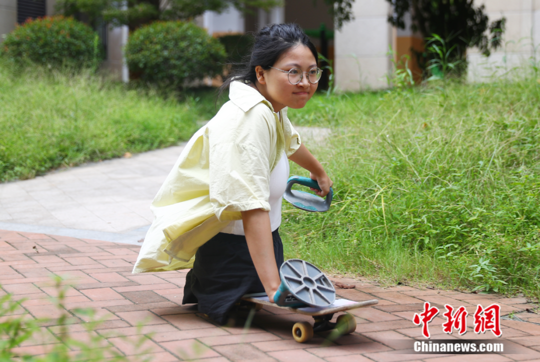 图为以滑板代步的蒋张子怡.中新社记者 刘占昆 摄