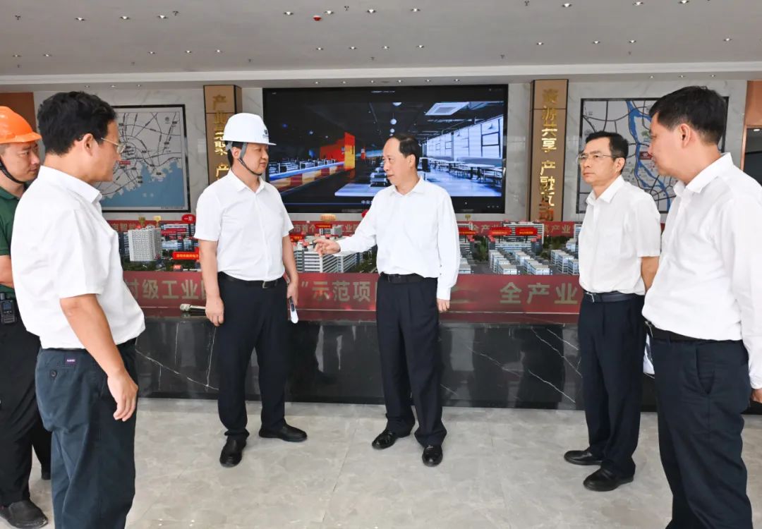 在蓬江(荷塘)万洋众创城,陈岸明听取园区防台风工作情况汇报.