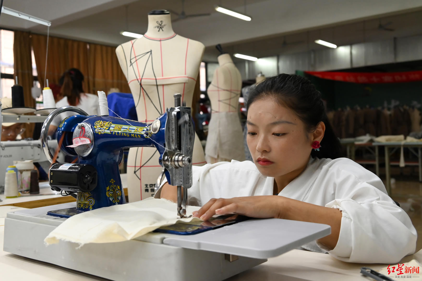 ▲在成都纺织高等专科学校学习服装设计,张晓丽使用专属缝纫机