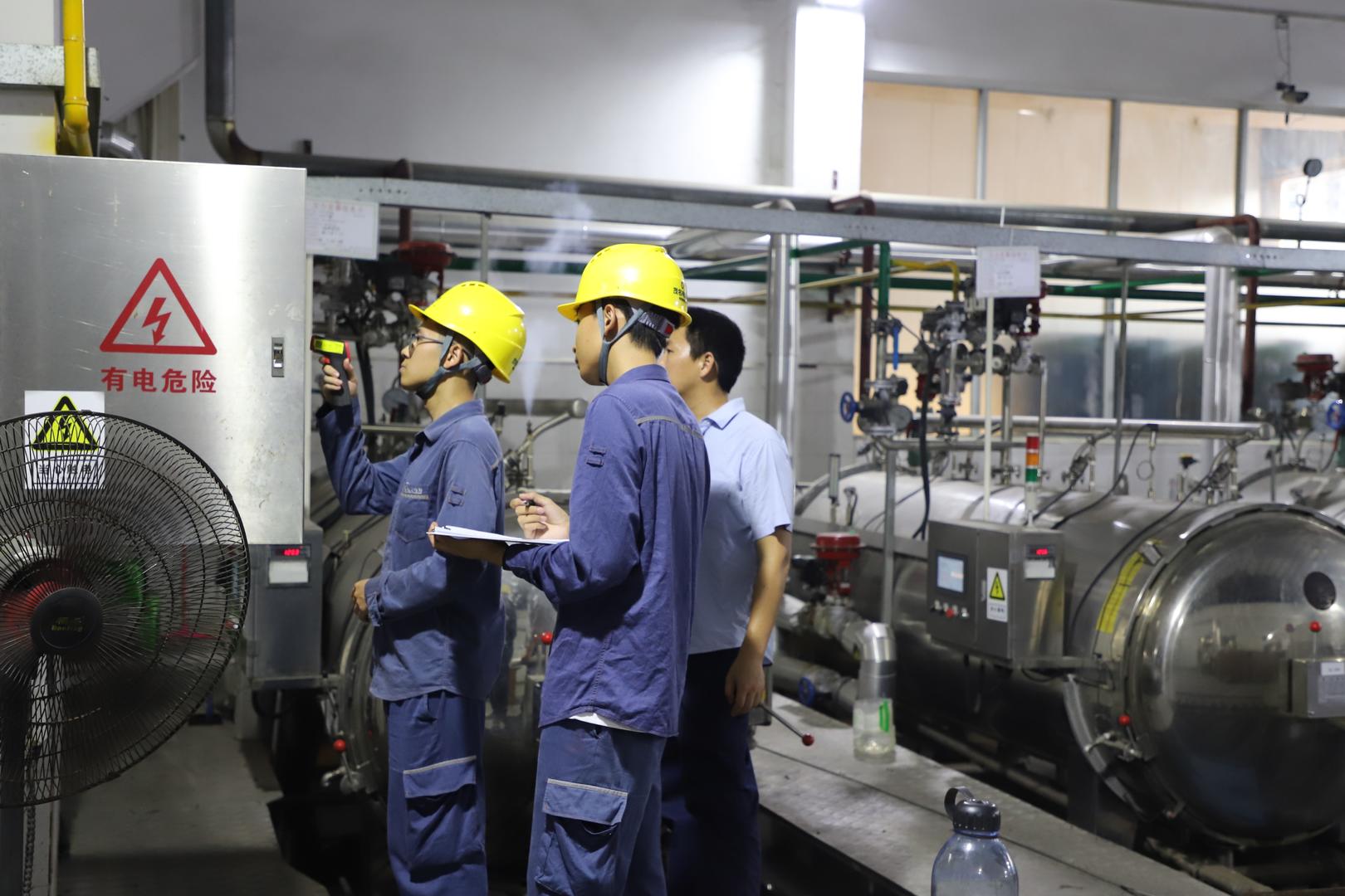 南方电网广东茂名电白供电局工作人员走访沿海海产企业，并开展用电检查工作