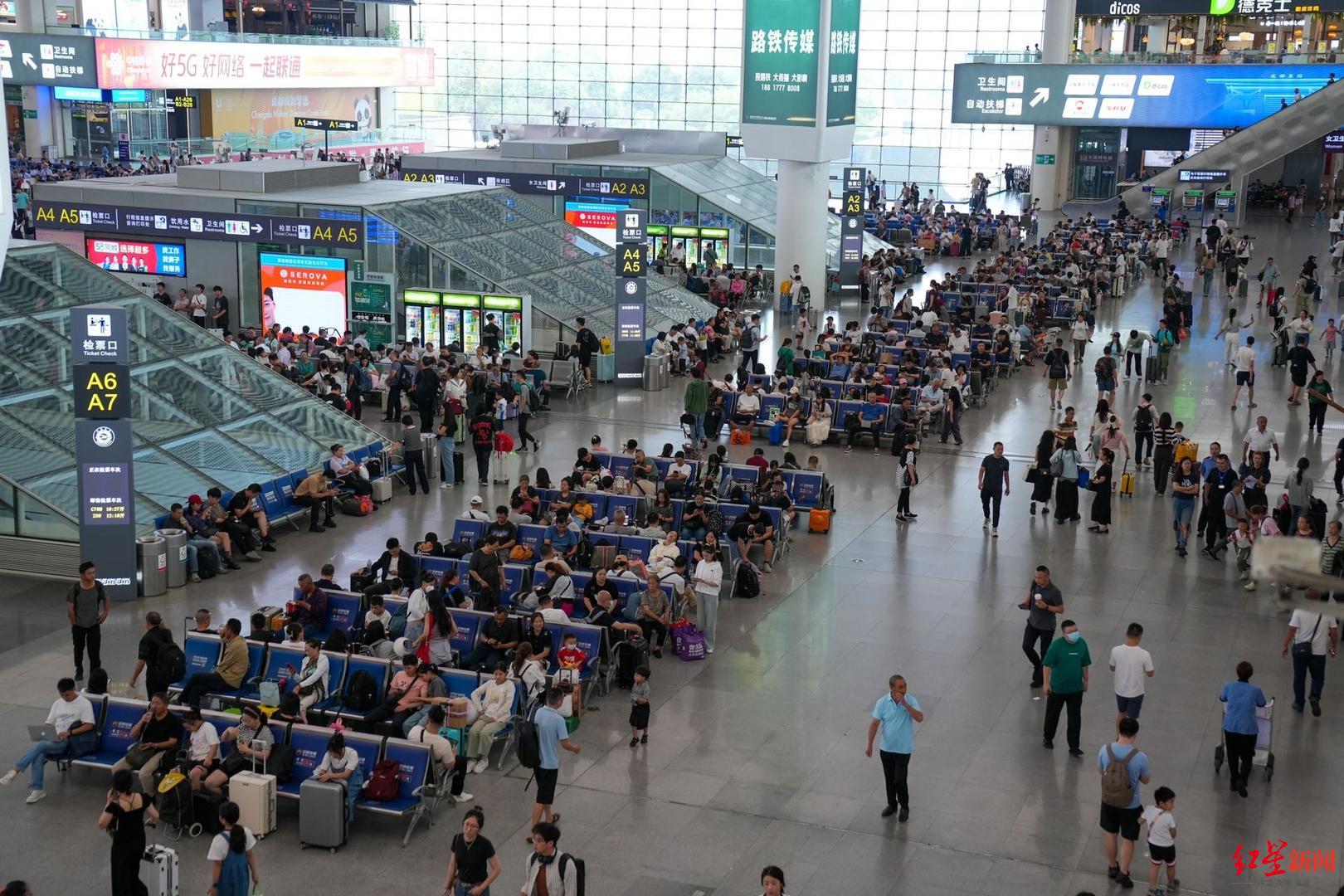 暑运期间,旅客在车站候车