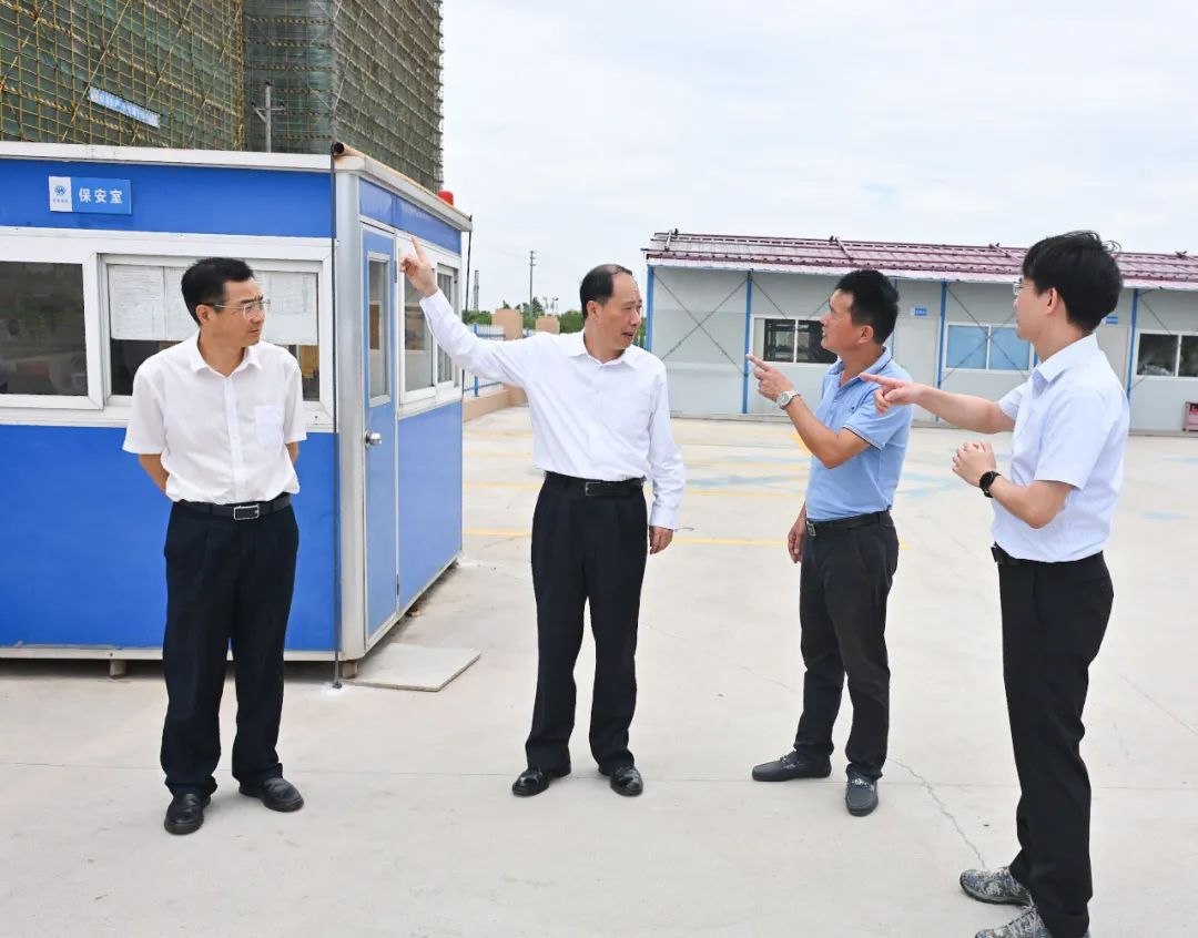 在江门市安全应急产业园,陈岸明实地察看项目施工现场防御措施落实
