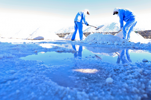 湖盐经过多年的自然风化,其结晶更为细腻,质地更加
