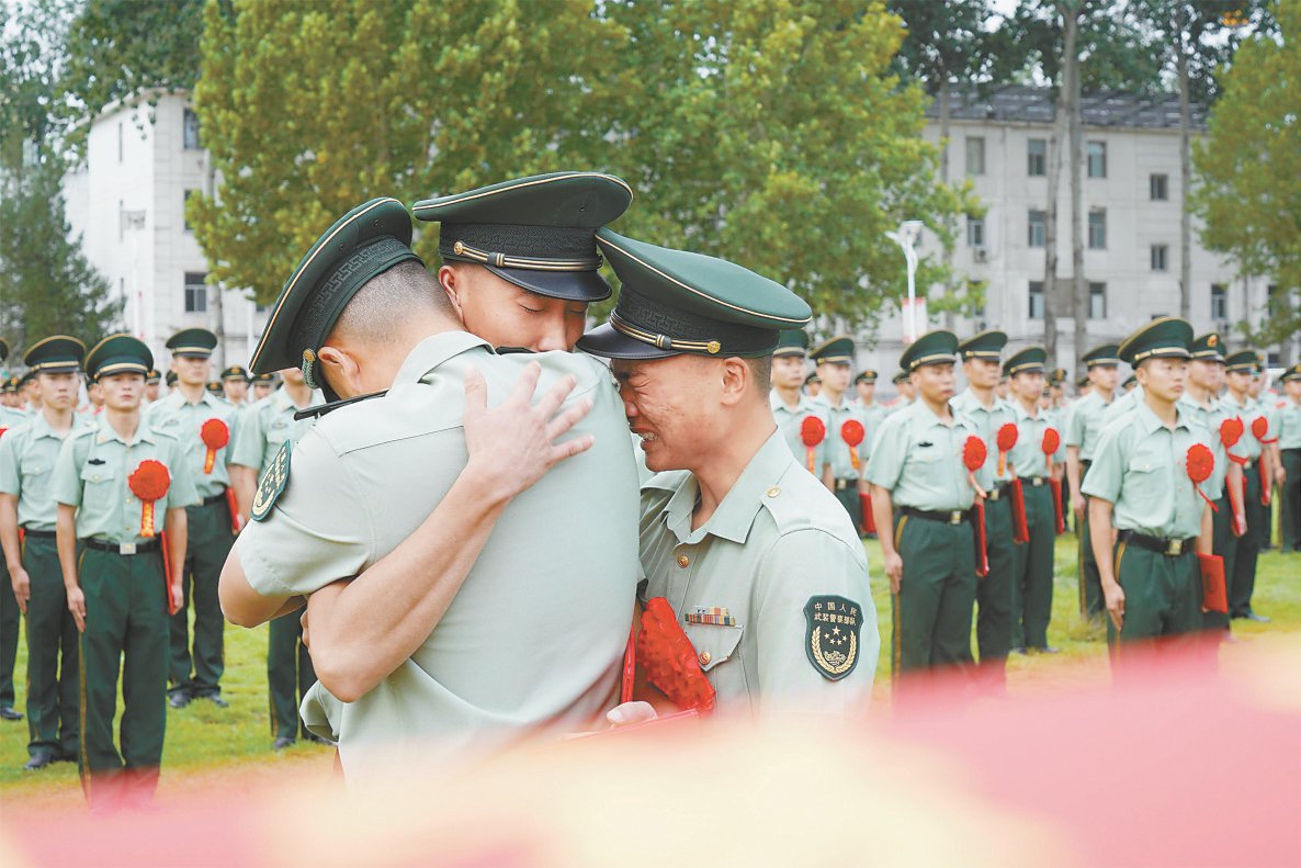 武警退伍老兵含泪告别哨位|武警_新浪财经_新浪网