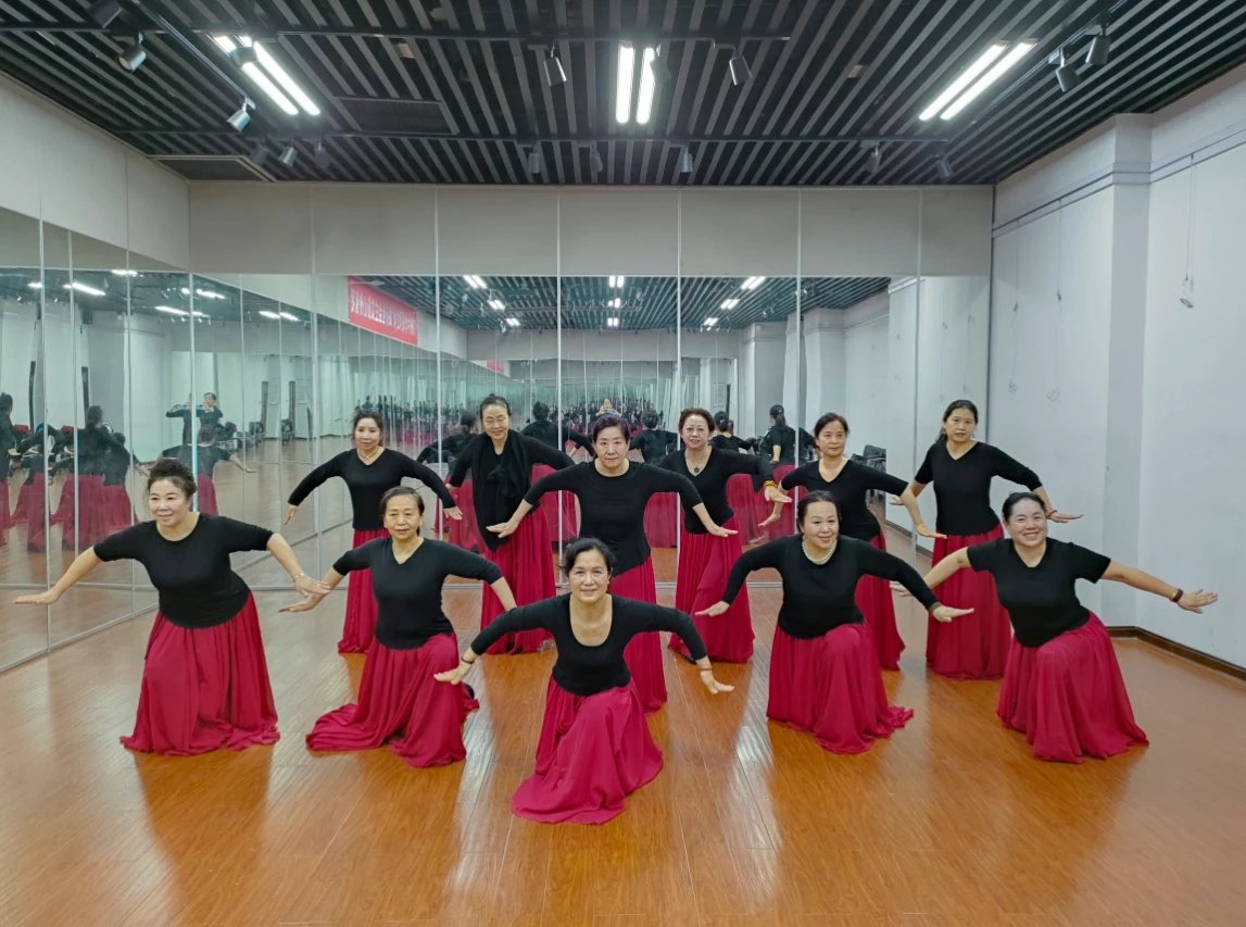 舞蹈社团学员正在排练节目.通讯员 赵雅钠 摄