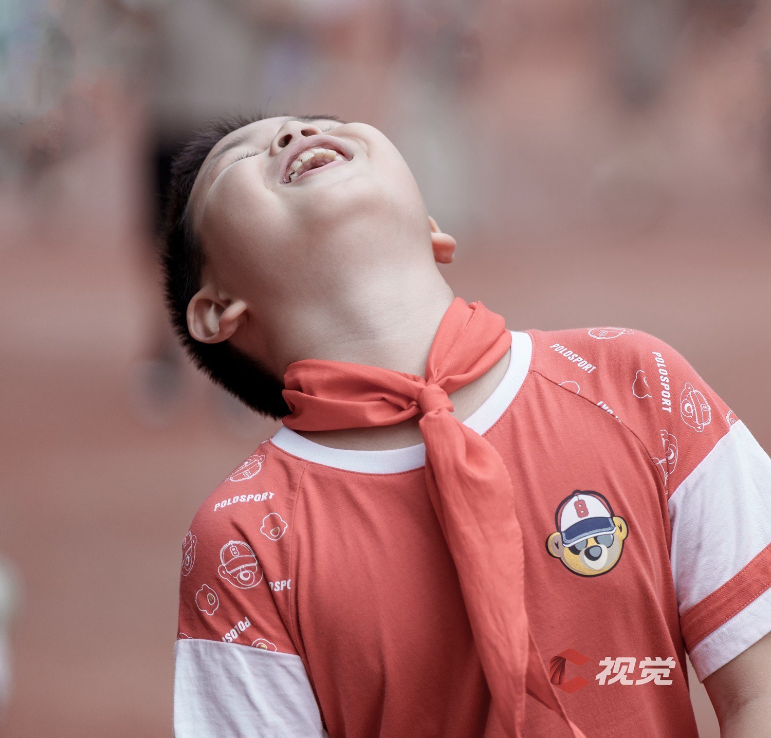 什邡市实验小学,小学生见到同学,高兴得笑出声来.刘晓玲 摄