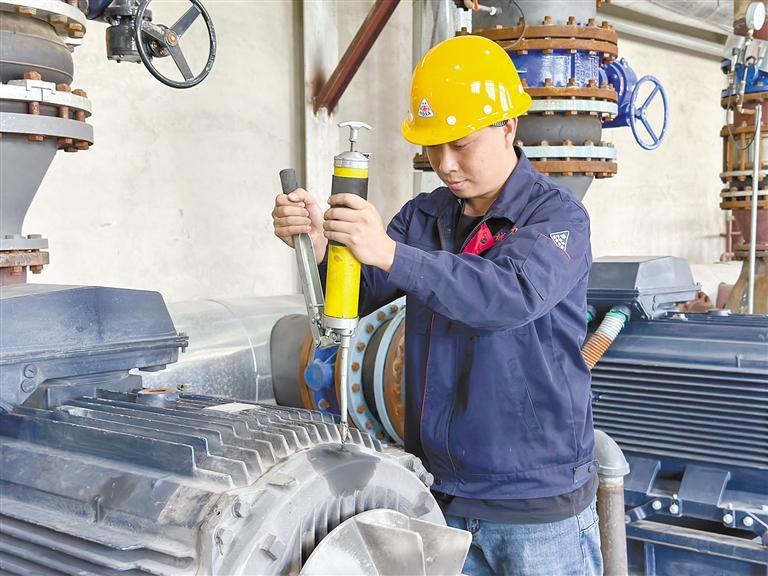 图为工作人员为供热设备添加润滑油.本报记者 盛嘉敏 摄