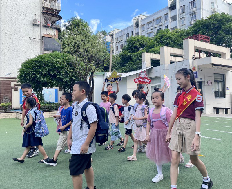 福州市钱塘小学屏北分校:"屏"道全开,有"贝"而来孩子们迈着轻快的步伐