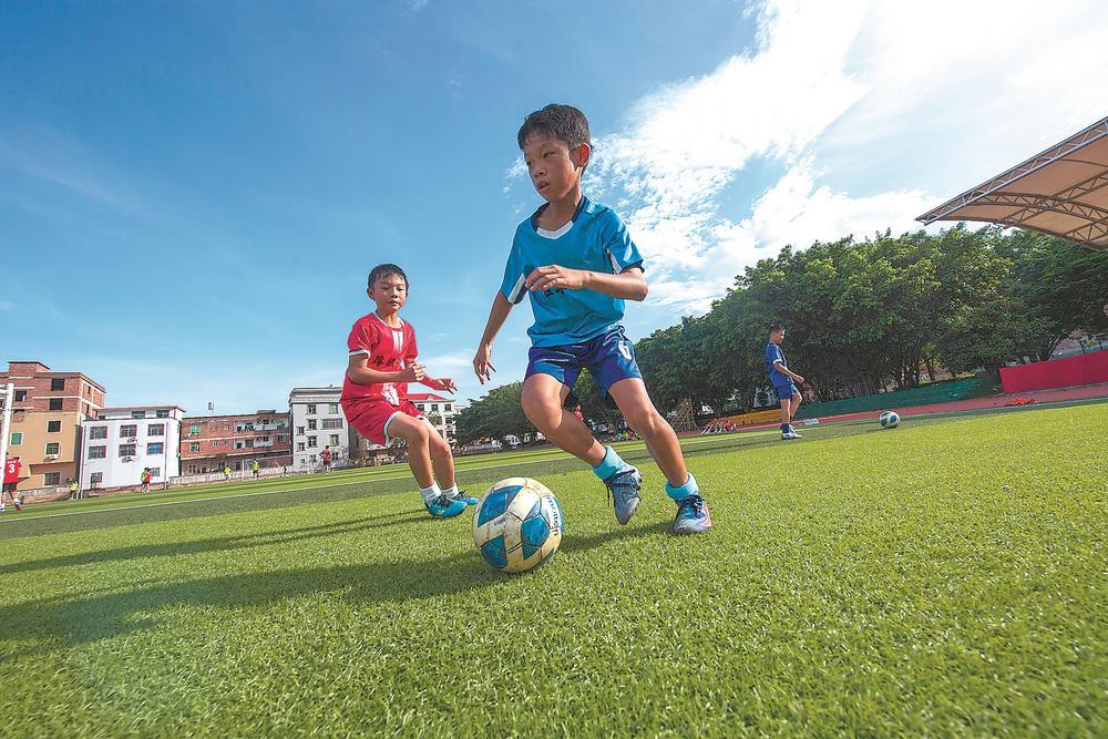 奔跑吧!绿茵场上的足球少年