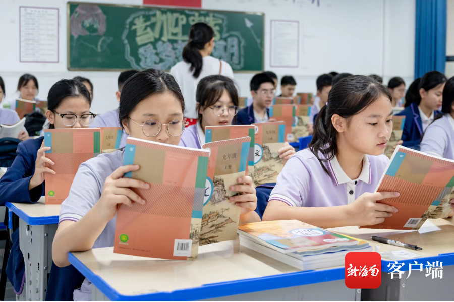 三亚市崖城中学开学第一天.通讯员 罗子敏 摄