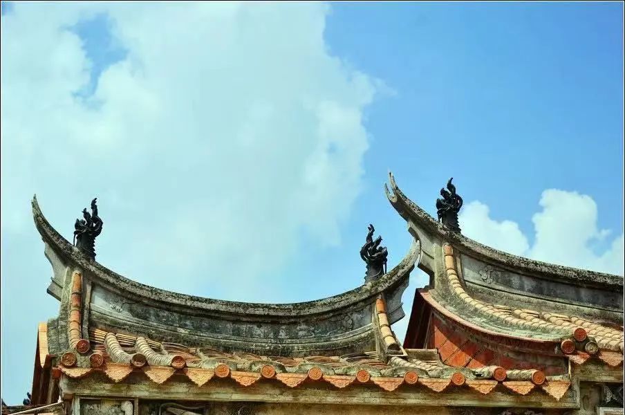 双翘燕尾脊上贴瓷龙雕(来源:海丝泉州文旅之声)