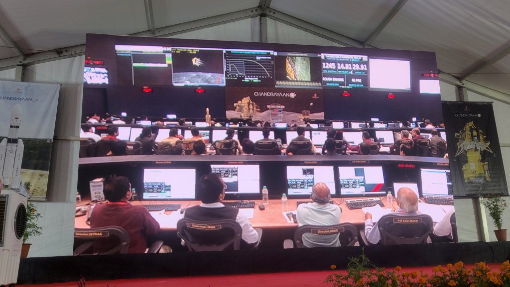 8月23日，在印度班加罗尔，一处大屏幕播放印度月球探测器相关直播画面。图据新华社