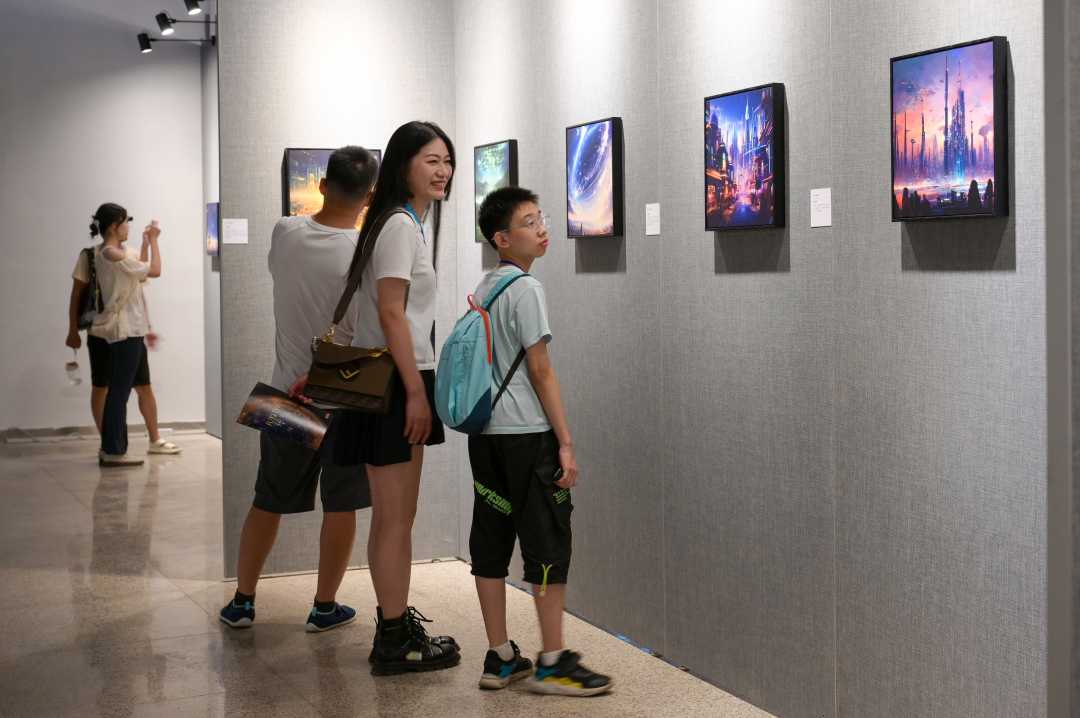 武汉市民驻足观看AI绘画作品