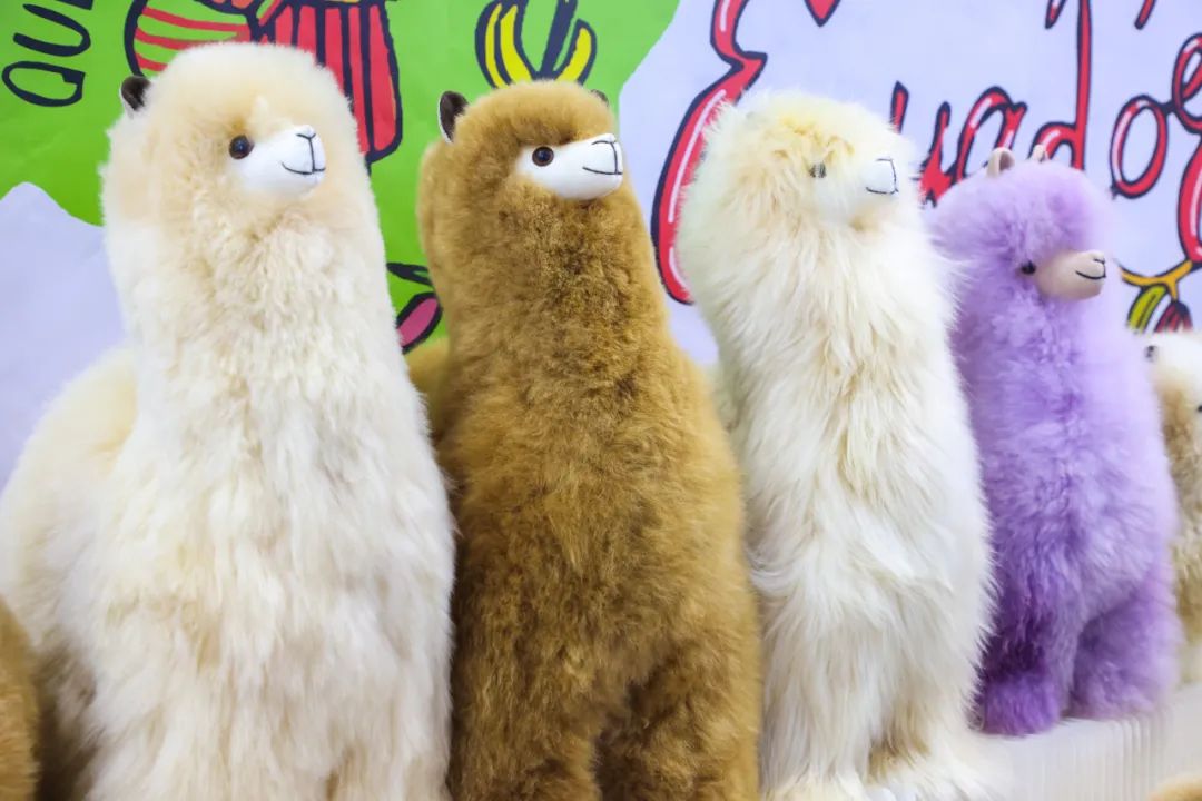 秘鲁驻华大使馆展区的羊驼玩偶
