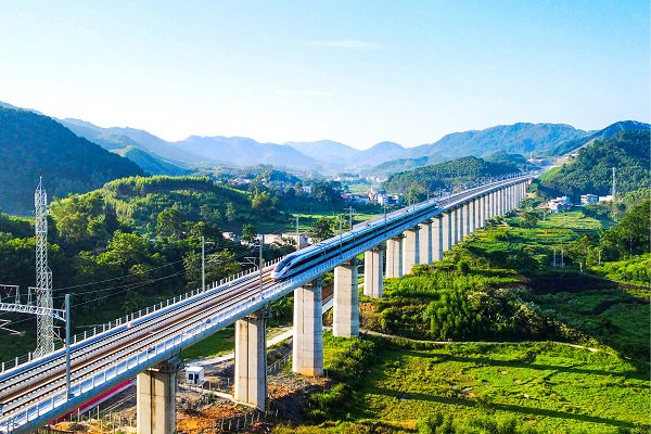 列车行驶在贵南高铁位升双线特大桥上