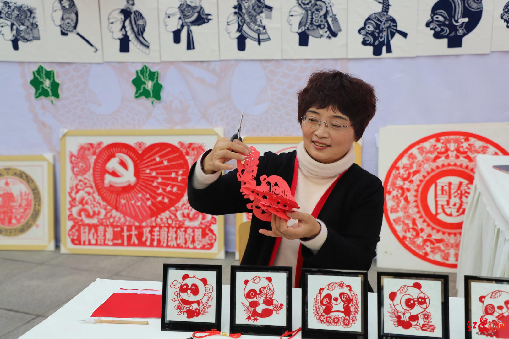高慧兰展示自己的剪纸艺术品