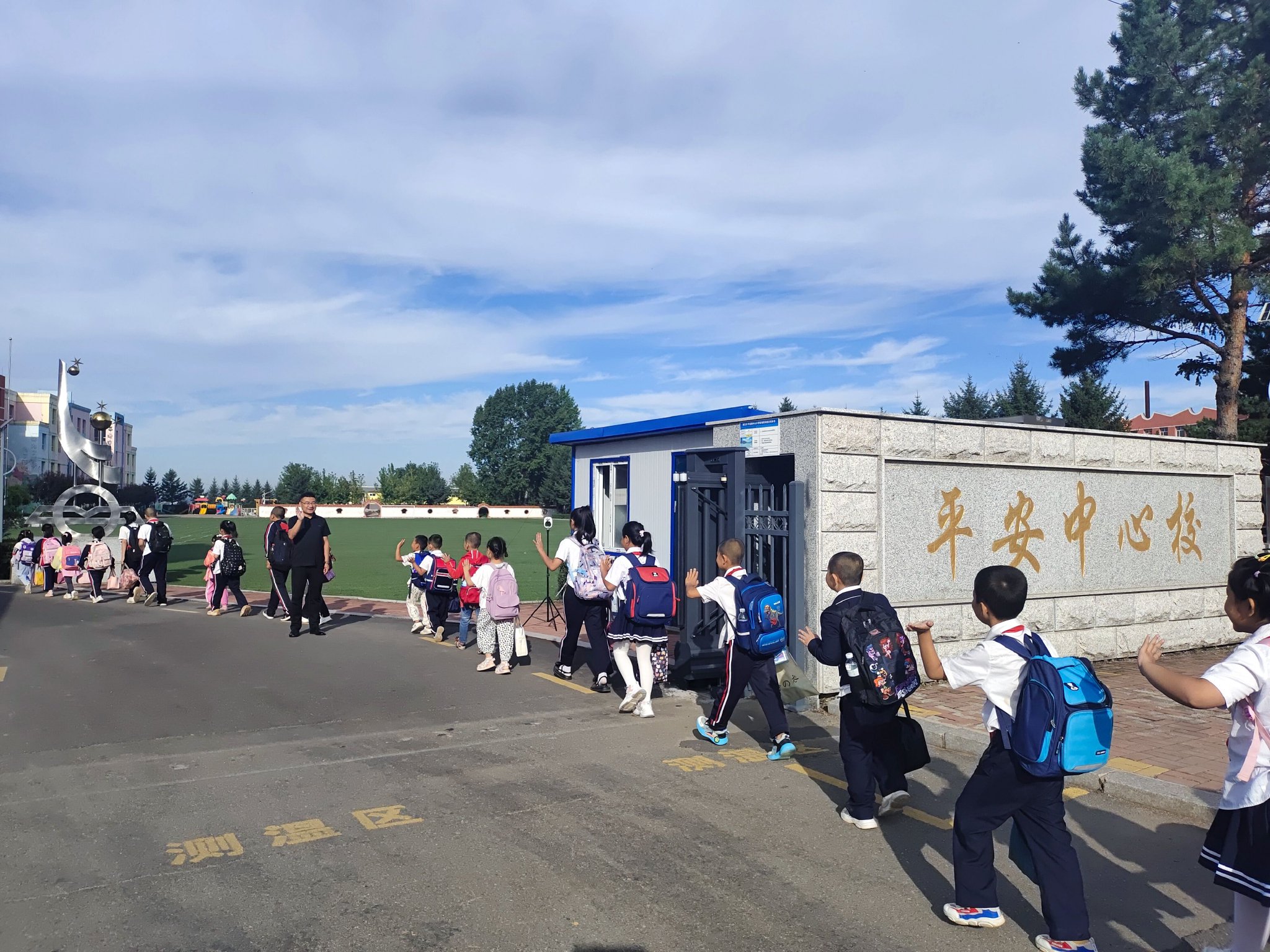 吉林省舒兰市平安镇中心小学校学生走进校园.新华社记者 李双溪 摄