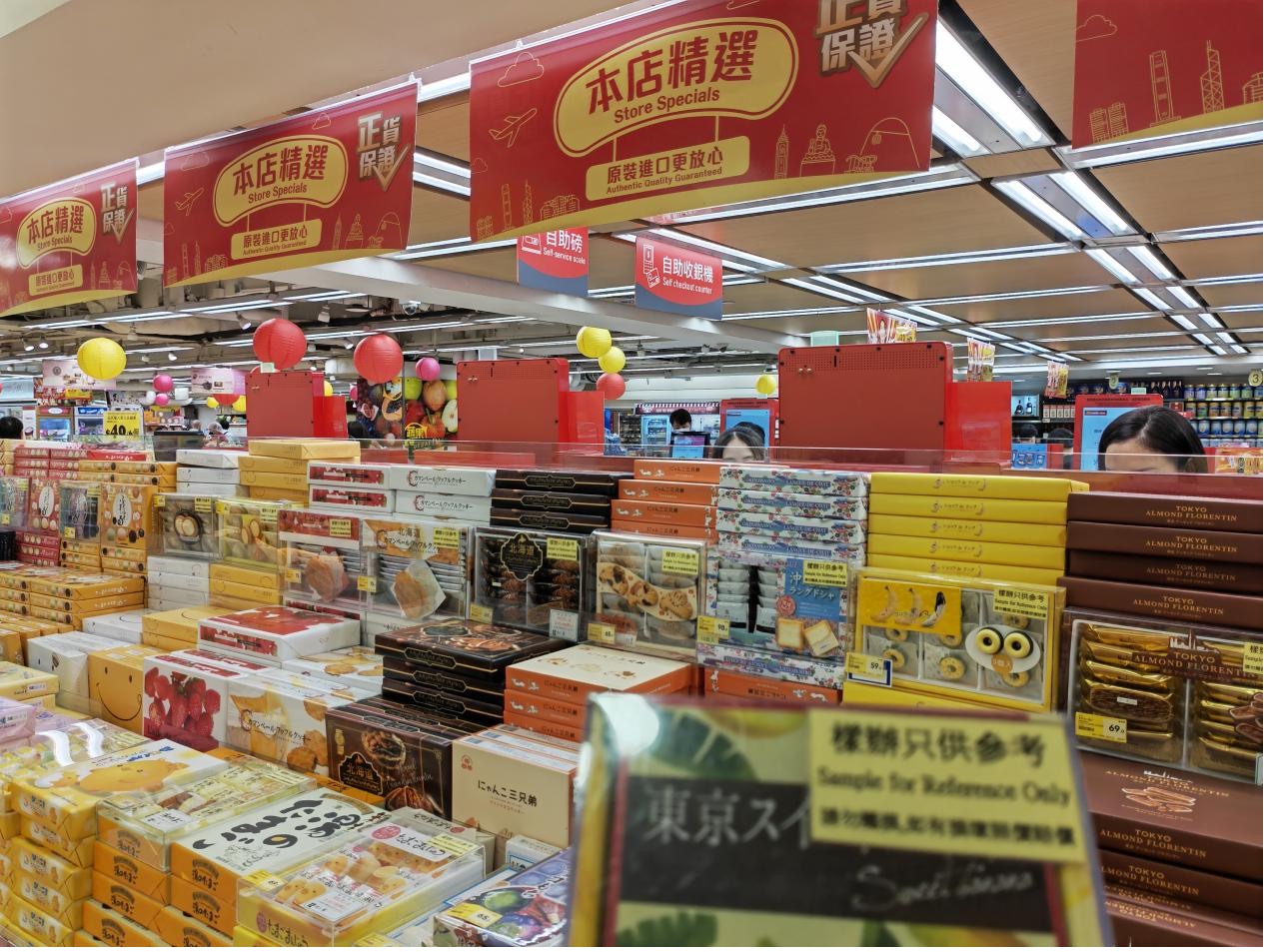 图为香港一家超市的日本商品货架