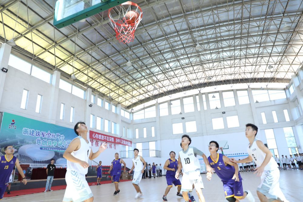 2020年9月7日,汾口中学学生在体艺馆铺设一新的木地板上打篮球.