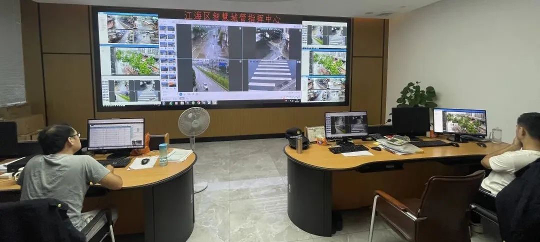在江海区智慧城管指挥中心,城管使用智慧大屏全天候检测城市道路