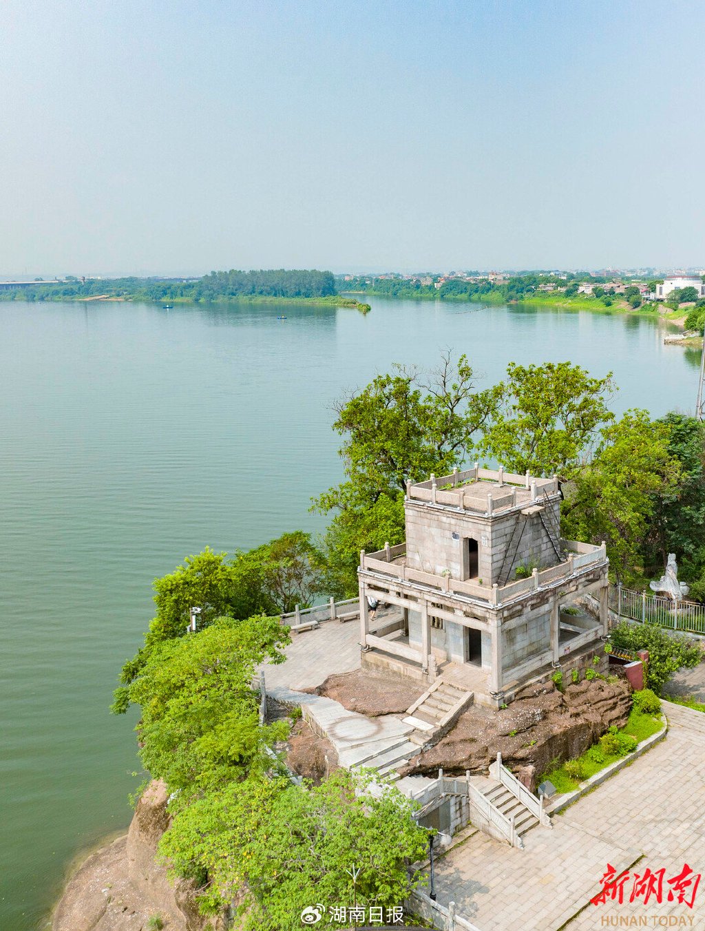 坐落于湘江边的望衡亭.远处江中之洲为湘潭著名休闲胜地杨梅洲.