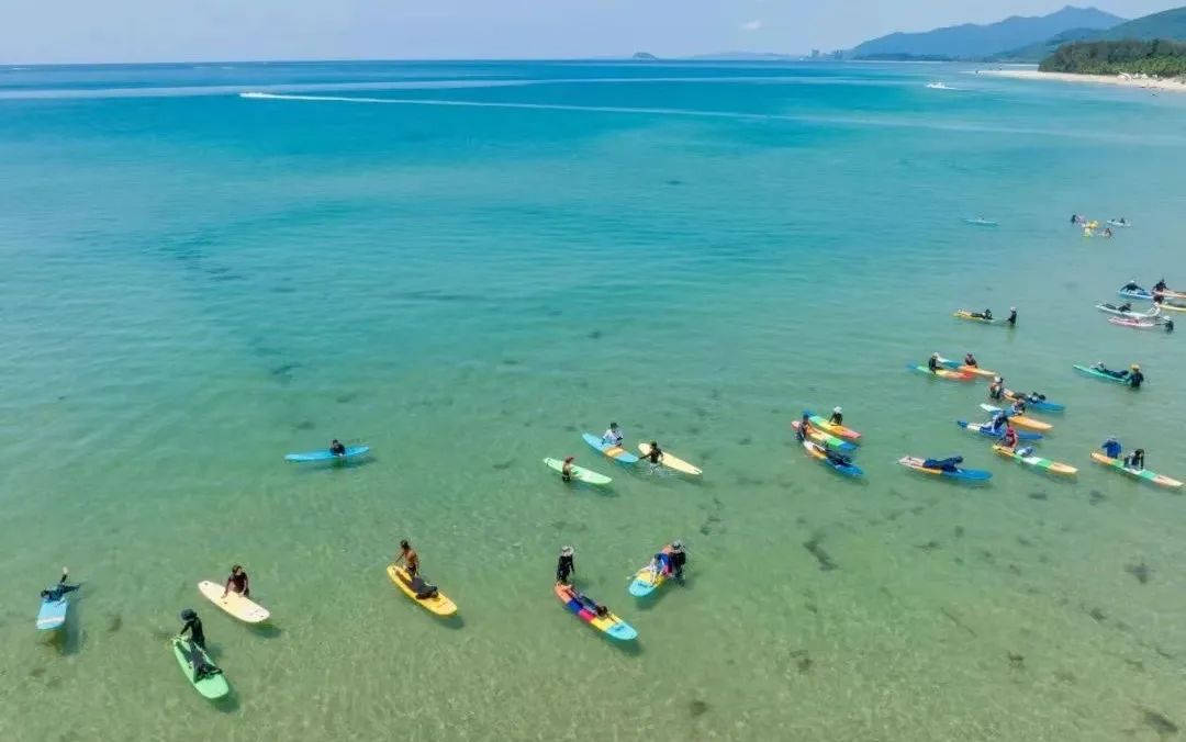 万宁石梅湾的冲浪爱好者们.海南日报记者 李天平 摄