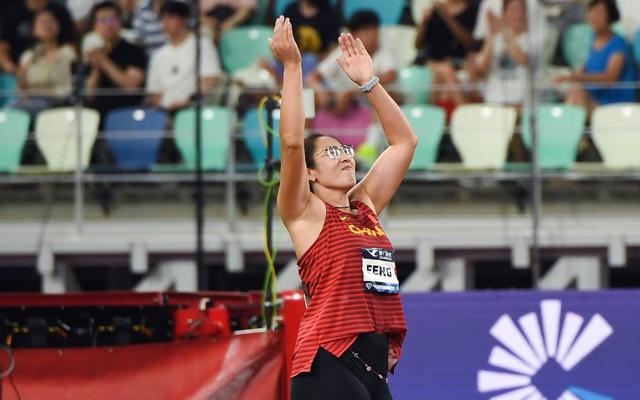 冯彬庆祝夺得女子铁饼冠军. 图/新华社