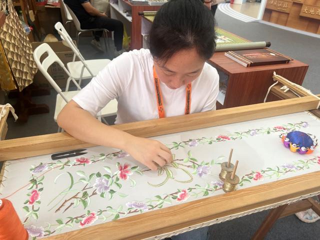 北京剧装厂工作人员卢梦雪正在绣一件戏曲旦角穿的腰包。新京报记者 张洁 摄