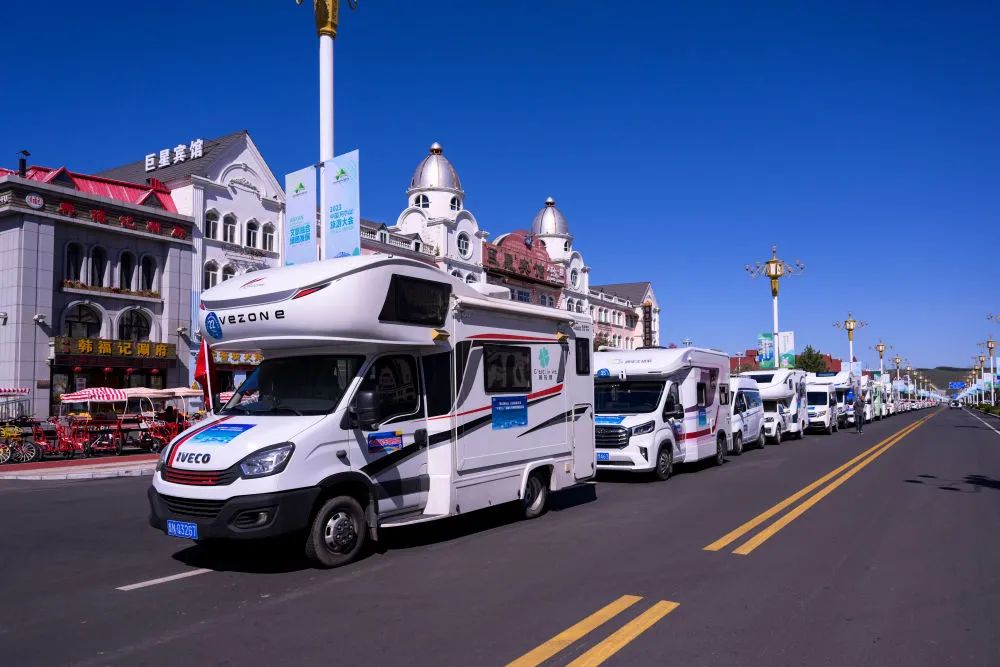 9月2日,参加"千车万人"穿越大兴安岭自驾游活动的车队集结.
