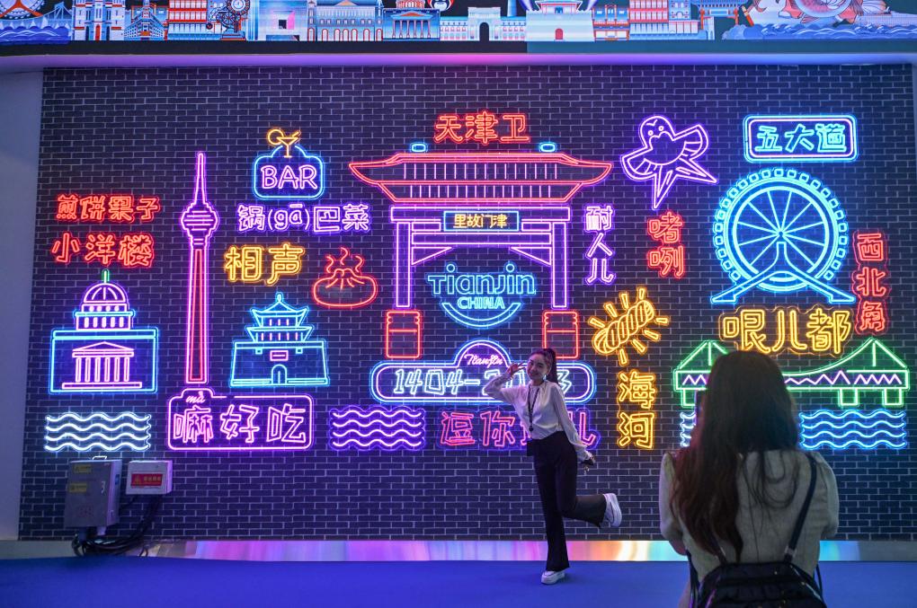 　　观众在第十三届中国旅游产业博览会的一处景观墙打卡（9月1日摄）。新华社记者 孙凡越 摄