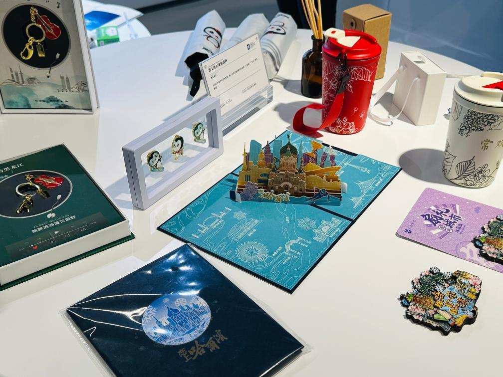 哈尔滨创意设计中心内展示的文创产品.新华社记者孙晓宇 摄