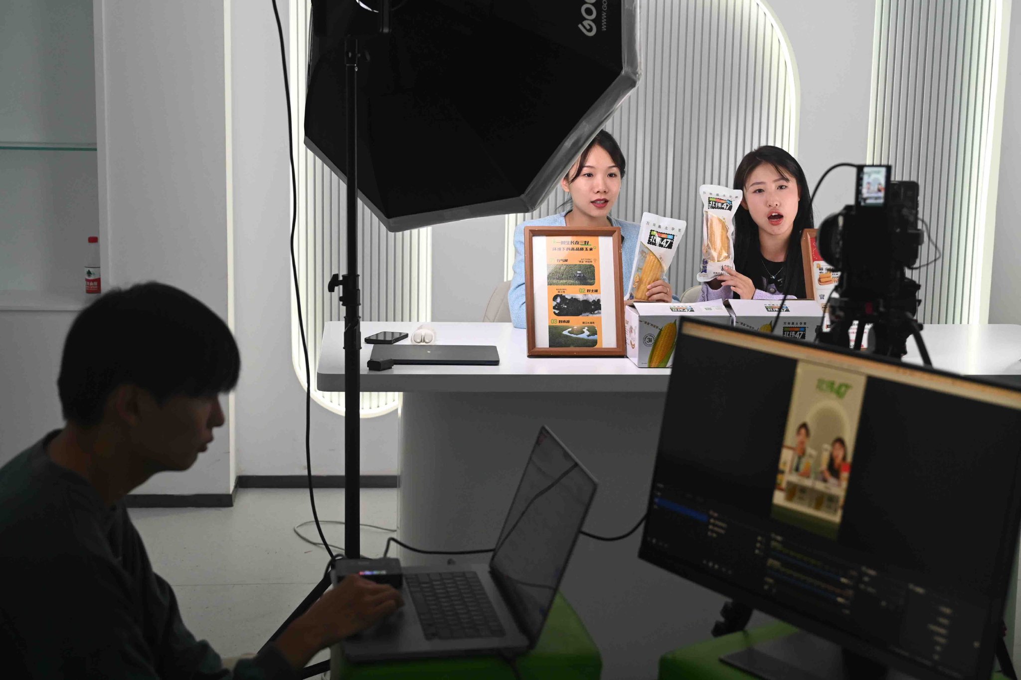 主播在进行直播带货