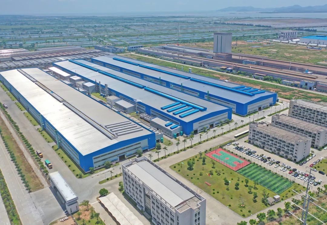 广东甬金公司的现代化厂房.李向东摄
