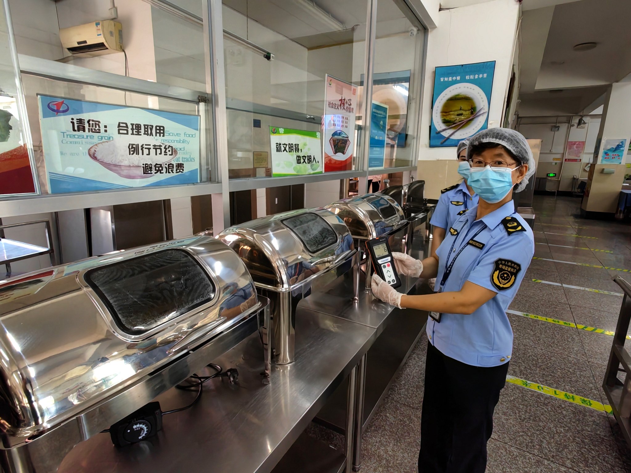 现场检测学校食堂餐食器具卫生。王文郁/摄