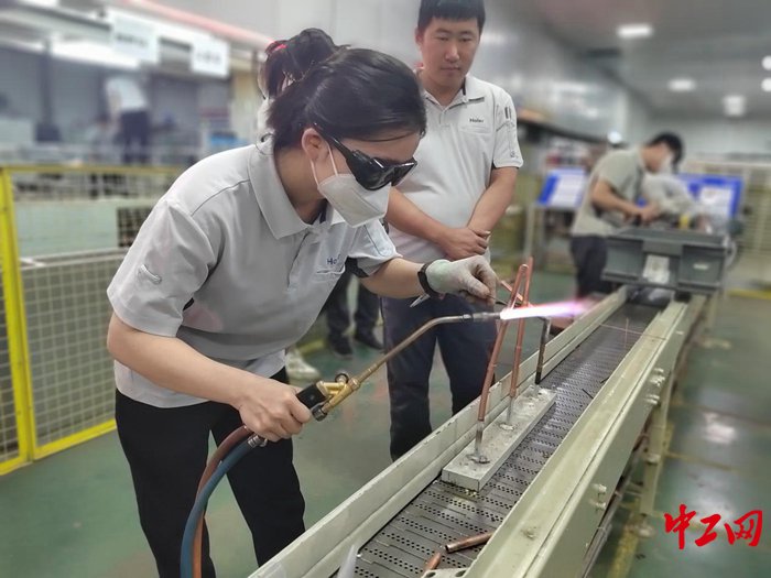 女焊工在比赛中.