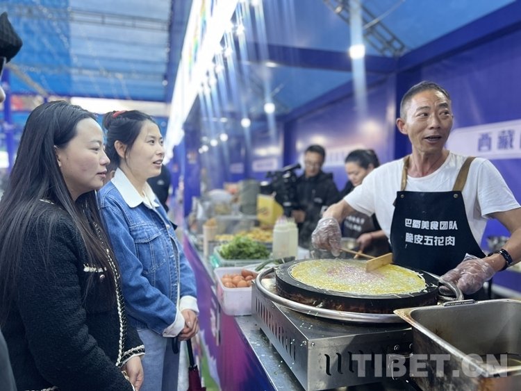 图为拉萨市顿珠城·西藏味道美食街现场