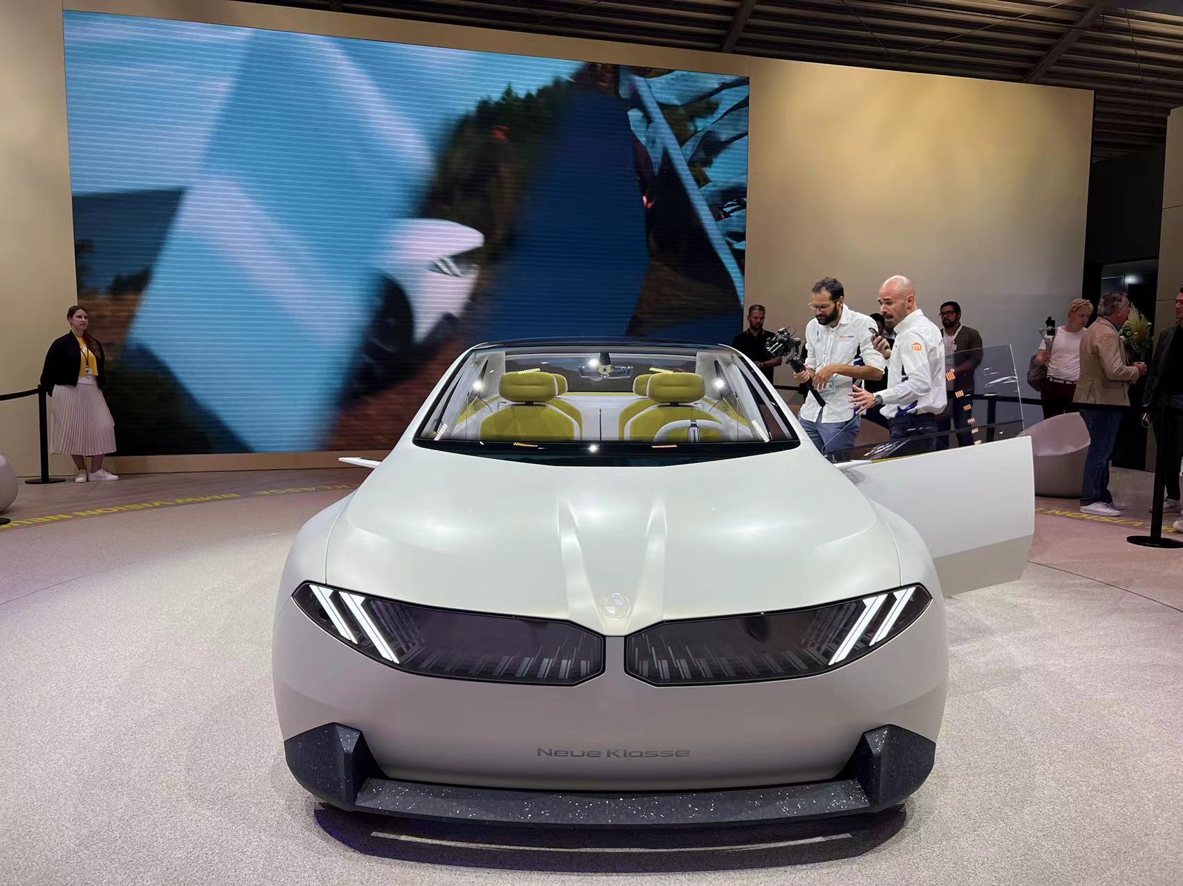 宝马新世代概念车全球首发,跨越60年迭代"重生"如何求索宝马未来?