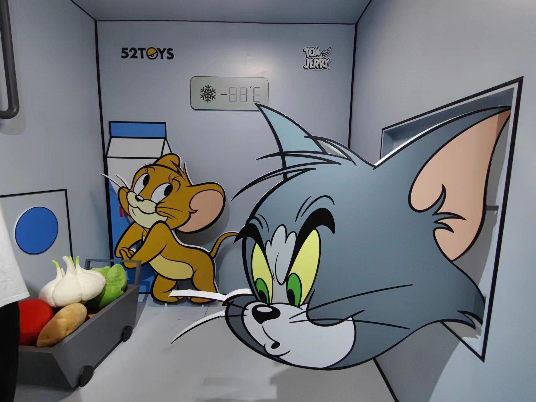 展馆内设有蜡笔小新,panda roll胖哒幼,草莓熊,猫和老鼠,beastbox猛兽