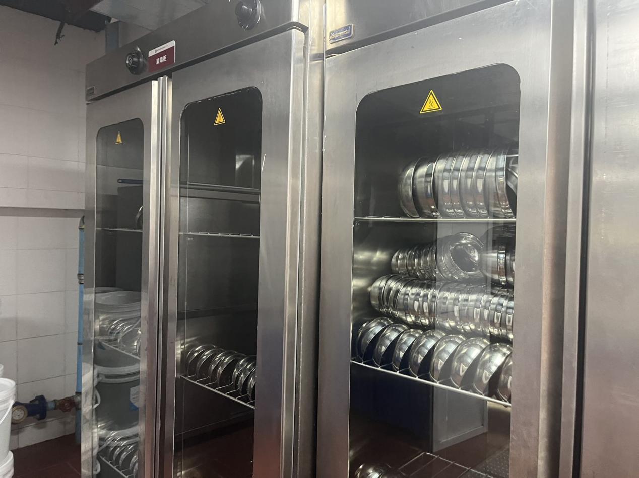 餐具摆放在消毒柜中.