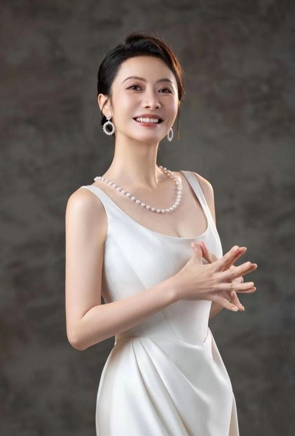 中国长春电影节共襄盛举 杨斯一袭白裙优雅大气|杨斯_新浪财经_新浪网