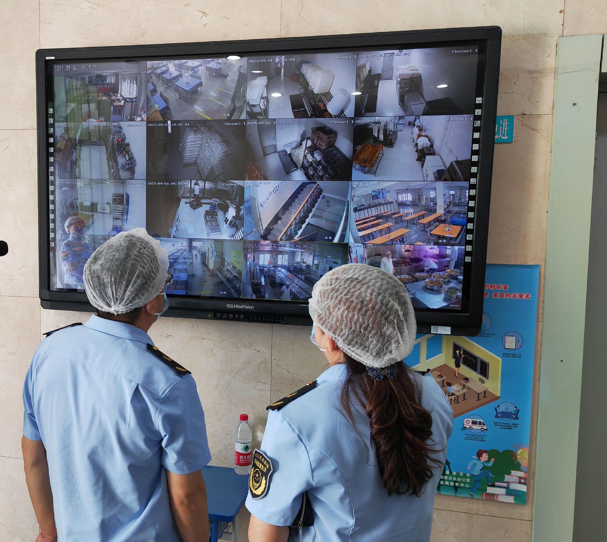 检查校园落实“互联网+明厨亮灶”情况。王文郁/摄