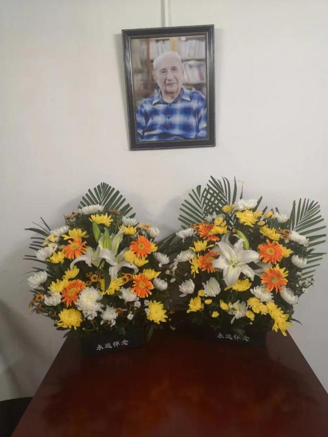 同事悼念:去年过完98岁寿辰住进了医院公开资料显示,袁鹰,原名田钟洛