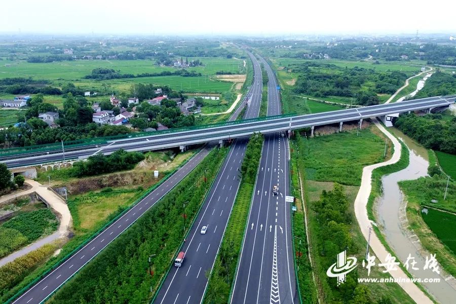 与无(为)岳(西)高速及正在建设中的冶父山风景区道路交叉枢纽8月21日