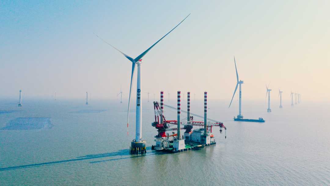 图为正在安装中的明阳海上风电机组.(资料图片)