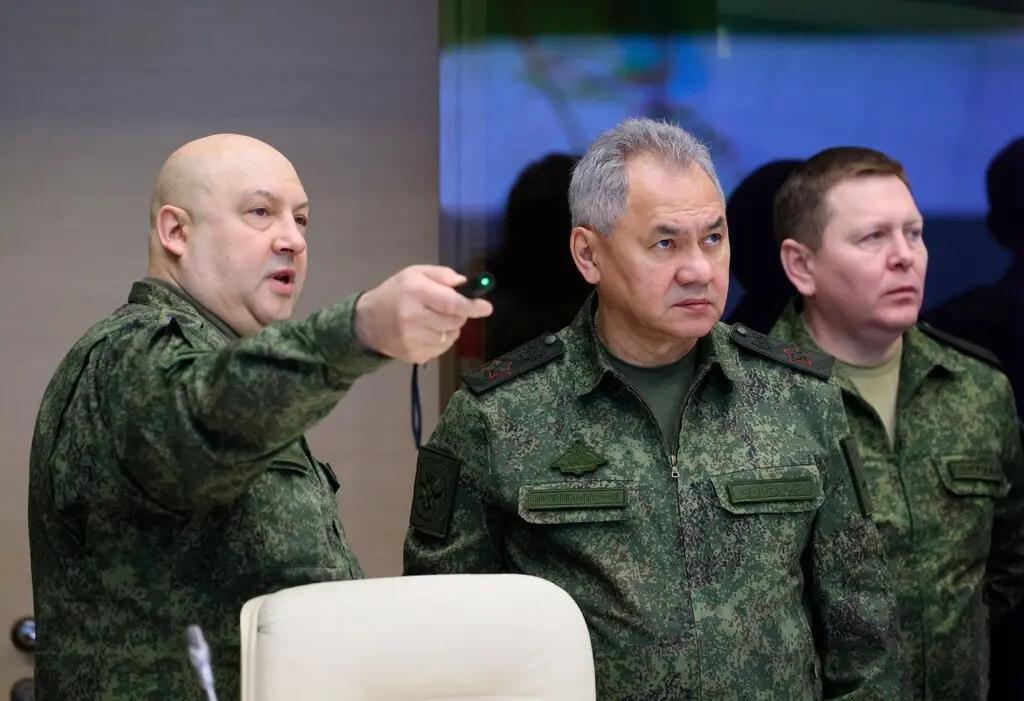 ▲苏罗维金（左）与俄国防部长绍伊古（中）