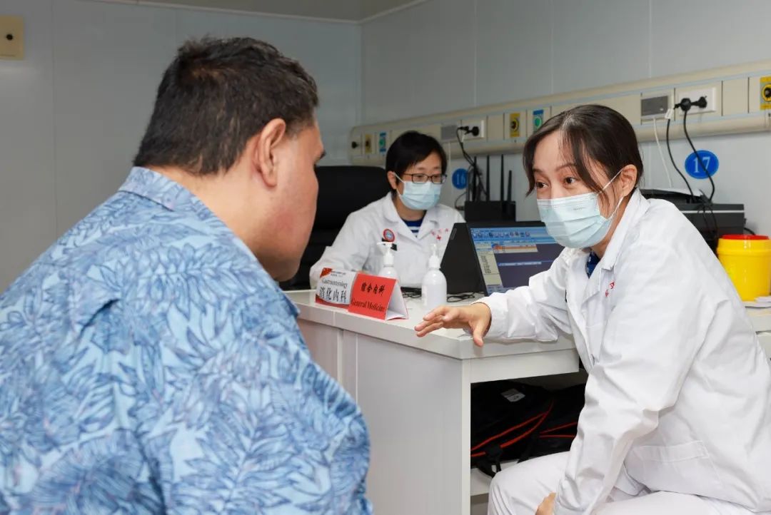 7月29日,医生边琪使用英语为患者问诊.李珂嘉贺 摄