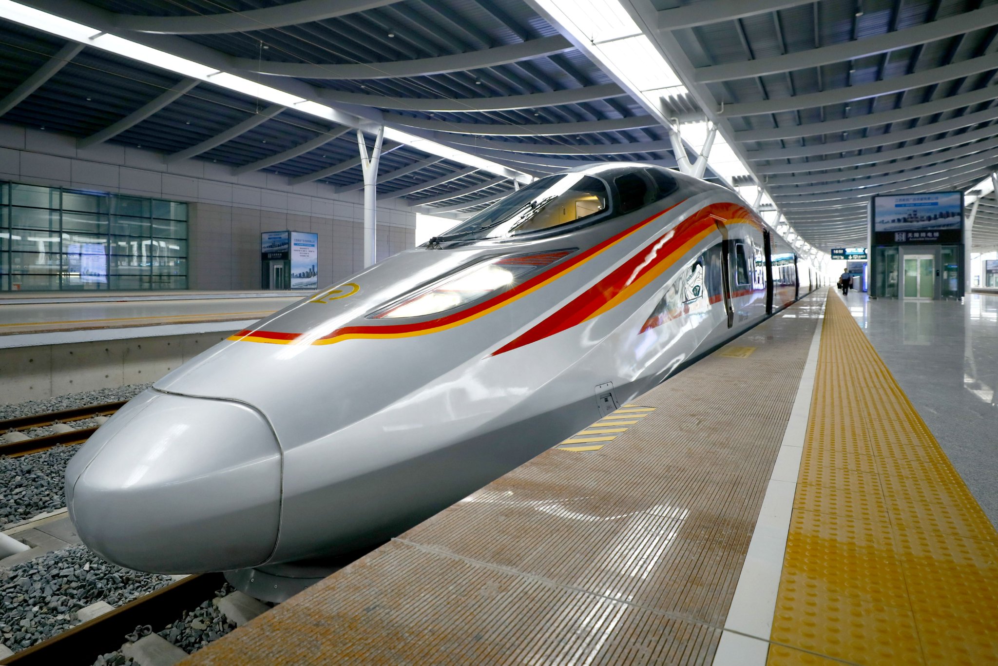 9月4日,"复兴号"智能动车组列车停靠在福州南站.(罗凡 摄)