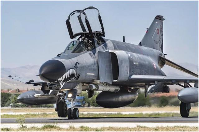 挂载副油箱的土耳其空军f-4e战机 资料图 图源:外媒